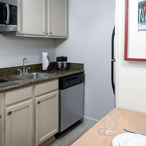 King Suite Hearing Access or Non-Smoking